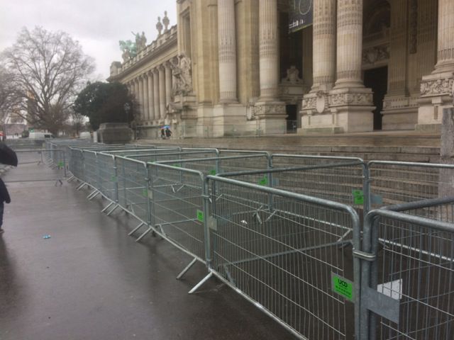 Barrières de police grillagées