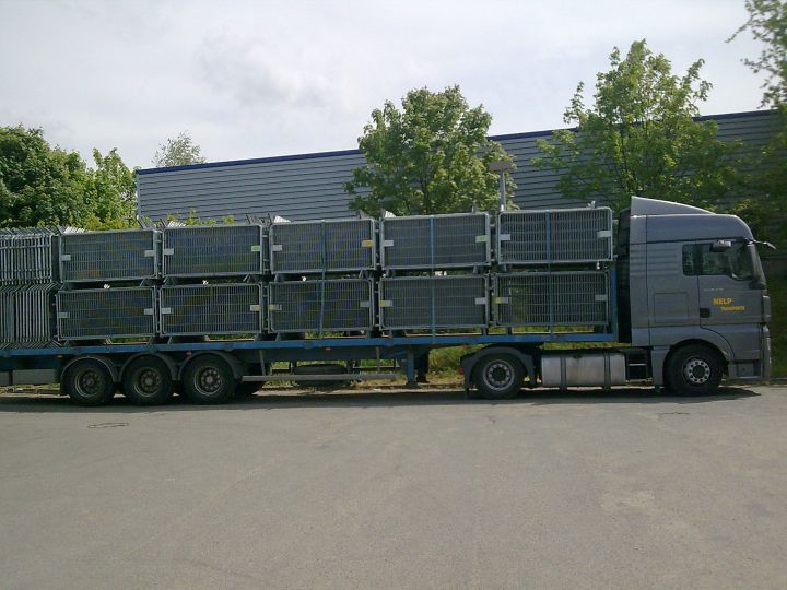 Barrières de police grillagées