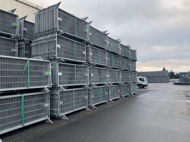 Barrières de police grillagées